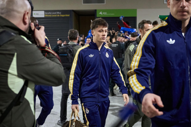 Los jugadores del Real Madrid aterrizaron este viernes, 20 de febrero, en el aeropuerto de Noáin donde esperaban cientos de aficionados