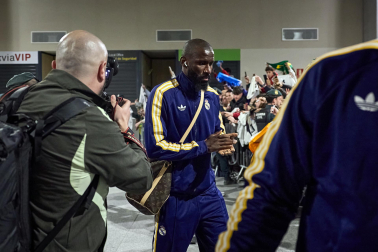 Los jugadores del Real Madrid aterrizaron este viernes, 20 de febrero, en el aeropuerto de Noáin donde esperaban cientos de aficionados