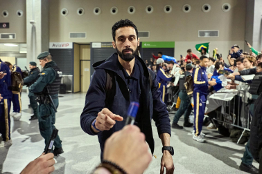 Los jugadores del Real Madrid aterrizaron este viernes, 20 de febrero, en el aeropuerto de Noáin donde esperaban cientos de aficionados