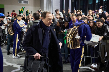 Los jugadores del Real Madrid aterrizaron este viernes, 20 de febrero, en el aeropuerto de Noáin donde esperaban cientos de aficionados