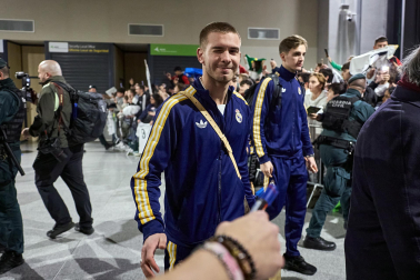 Los jugadores del Real Madrid aterrizaron este viernes, 20 de febrero, en el aeropuerto de Noáin donde esperaban cientos de aficionados