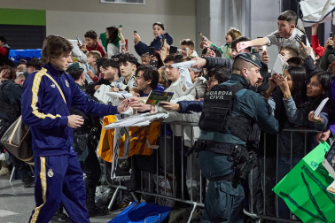Los jugadores del Real Madrid aterrizaron este viernes, 20 de febrero, en el aeropuerto de Noáin donde esperaban cientos de aficionados