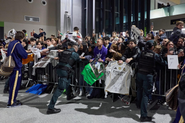Los jugadores del Real Madrid aterrizaron este viernes, 20 de febrero, en el aeropuerto de Noáin donde esperaban cientos de aficionados
