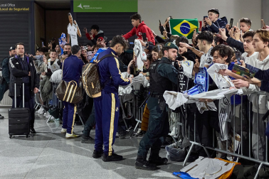 Los jugadores del Real Madrid aterrizaron este viernes, 20 de febrero, en el aeropuerto de Noáin donde esperaban cientos de aficionados
