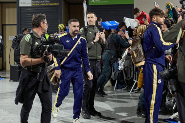 Los jugadores del Real Madrid aterrizaron este viernes, 20 de febrero, en el aeropuerto de Noáin donde esperaban cientos de aficionados