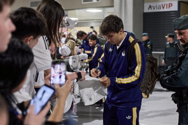 Los jugadores del Real Madrid aterrizaron este viernes, 20 de febrero, en el aeropuerto de Noáin donde esperaban cientos de aficionados