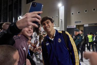 Los jugadores del Real Madrid aterrizaron este viernes, 20 de febrero, en el aeropuerto de Noáin donde esperaban cientos de aficionados