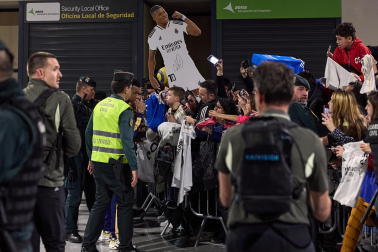 Los jugadores del Real Madrid aterrizaron este viernes, 20 de febrero, en el aeropuerto de Noáin donde esperaban cientos de aficionados