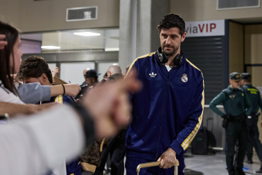 Los jugadores del Real Madrid aterrizaron este viernes, 20 de febrero, en el aeropuerto de Noáin donde esperaban cientos de aficionados