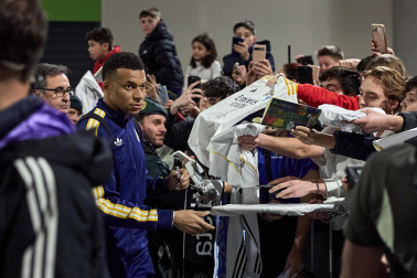 Los jugadores del Real Madrid aterrizaron este viernes, 20 de febrero, en el aeropuerto de Noáin donde esperaban cientos de aficionados