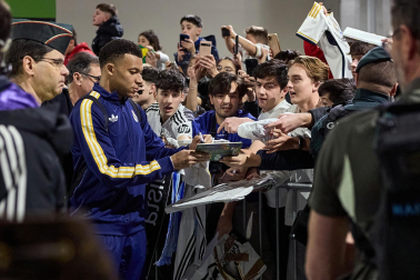 Los jugadores del Real Madrid aterrizaron este viernes, 20 de febrero, en el aeropuerto de Noáin donde esperaban cientos de aficionados