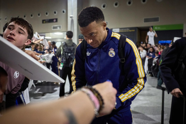 Los jugadores del Real Madrid aterrizaron este viernes, 20 de febrero, en el aeropuerto de Noáin donde esperaban cientos de aficionados