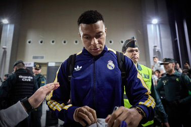 Los jugadores del Real Madrid aterrizaron este viernes, 20 de febrero, en el aeropuerto de Noáin donde esperaban cientos de aficionados