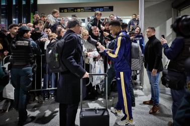 Los jugadores del Real Madrid aterrizaron este viernes, 20 de febrero, en el aeropuerto de Noáin donde esperaban cientos de aficionados