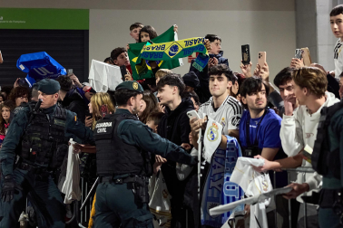Los jugadores del Real Madrid aterrizaron este viernes, 20 de febrero, en el aeropuerto de Noáin donde esperaban cientos de aficionados