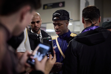Los jugadores del Real Madrid aterrizaron este viernes, 20 de febrero, en el aeropuerto de Noáin donde esperaban cientos de aficionados