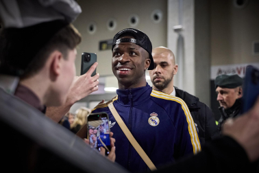 Los jugadores del Real Madrid aterrizaron este viernes, 20 de febrero, en el aeropuerto de Noáin donde esperaban cientos de aficionados
