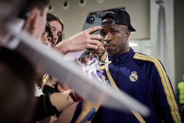 Los jugadores del Real Madrid aterrizaron este viernes, 20 de febrero, en el aeropuerto de Noáin donde esperaban cientos de aficionados