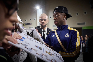 Los jugadores del Real Madrid aterrizaron este viernes, 20 de febrero, en el aeropuerto de Noáin donde esperaban cientos de aficionados