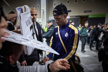 Los jugadores del Real Madrid aterrizaron este viernes, 20 de febrero, en el aeropuerto de Noáin donde esperaban cientos de aficionados