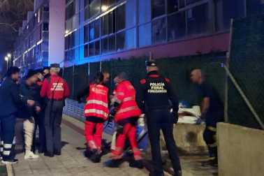 Fuerzas de seguridad y asistencias sanitarias, en el lugar del suceso en Sarriguren
