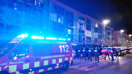 Fuerzas de seguridad y asistencias sanitarias, en el lugar del suceso en Sarriguren