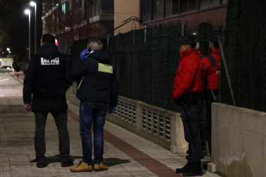 Fuerzas de seguridad y asistencias sanitarias, en el lugar del suceso en Sarriguren