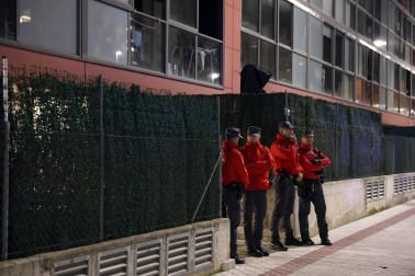 Fuerzas de seguridad y asistencias sanitarias, en el lugar del suceso en Sarriguren