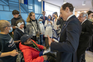 Visita de Luis Sabalza y Pirri a los pacientes oncológicos antes del Osasuna – Real Madrid