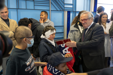 Visita de Luis Sabalza y Pirri a los pacientes oncológicos antes del Osasuna – Real Madrid