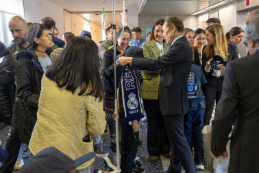 Visita de Luis Sabalza y Pirri a los pacientes oncológicos antes del Osasuna – Real Madrid