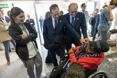Visita de Luis Sabalza y Pirri a los pacientes oncológicos antes del Osasuna – Real Madrid