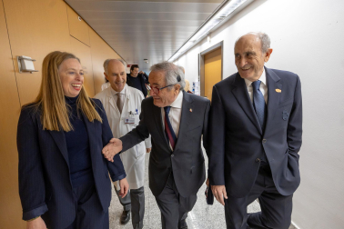 Visita de Luis Sabalza y Pirri a los pacientes oncológicos antes del Osasuna – Real Madrid