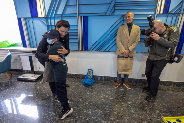 Visita de Luis Sabalza y Pirri a los pacientes oncológicos antes del Osasuna – Real Madrid