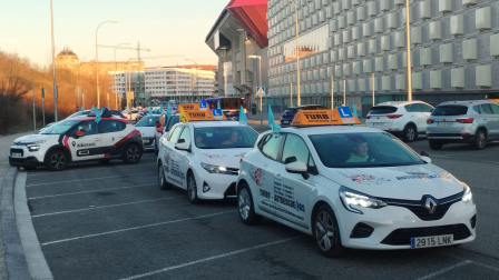 Protesta de las autoescuelas de Navarra por las calles de Pamplona otro lunes más
