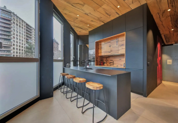 Cocina con barra y abierta al salón