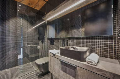 Baño en tonos negros