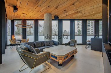 Hilera de ventanas en el salón, con techos de madera