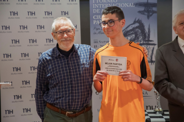 El GM Jesús de la Villa entrega el premio a la Mejor Partida del Torneo al navarro Jon Goñi Sierro, premio Mejor Sub 14 del torneo.