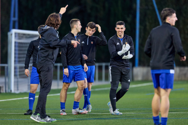 Hodeo Buldain, portero, Unai Martínez 'Budi' y Aimar Martiarena atienden las explicaciones en el entrenamiento del martes en Tajonar