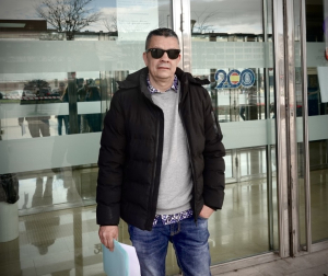 Galeano López, colombiano que lleva veinte años en Navarra, acude para renovar la residencia duradera