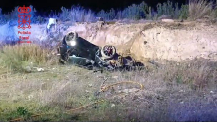 El vehículo accidentado en Valtierra quedó volcado sobre su techo.