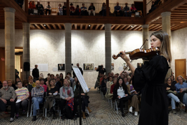 Fotos de la apertura del Festival de Violín Pablo Sarasate con una conferencia a cargo de la musicóloga María Nagore y concierto de alumnos del curso de Interpretación Musical