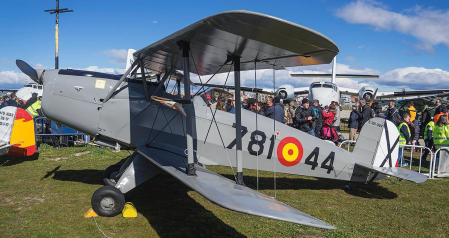 EN PAMPLONA Baztán nunca ha pilotado en la capital navarra con Iberia, aunque sí por afición. Una de las avionetas con las que ha despegado y aterrizado en Noáin es la Bücker, un modelo del periodo de entreguerras del siglo XX que “no tenía ni frecuencia para comunicarse con la torre”