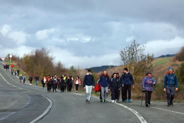 Peregrinos caminan rumbo a Javier en la primera de las jornadas celebrada este sábado, 7 de marzo