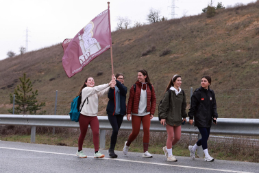Peregrinos caminan rumbo a Javier en la primera de las jornadas celebrada este sábado, 7 de marzo