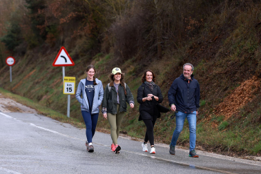 Peregrinos caminan rumbo a Javier en la primera de las jornadas celebrada este sábado, 7 de marzo