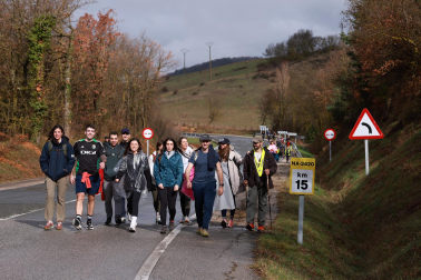 Peregrinos caminan rumbo a Javier en la primera de las jornadas celebrada este sábado, 7 de marzo
