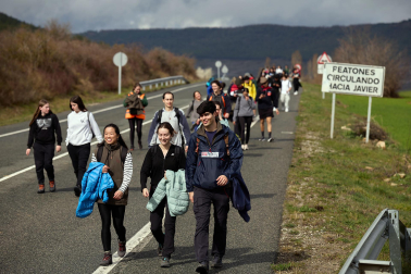Peregrinos caminan rumbo a Javier en la primera de las jornadas celebrada este sábado, 7 de marzo