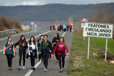 Peregrinos caminan rumbo a Javier en la primera de las jornadas celebrada este sábado, 7 de marzo